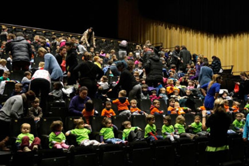 Vuit-cents alumnes omplen l'Auditori Teatre Espai Ter en la primera funció de la nova proposta educativa de música i arts escèniques