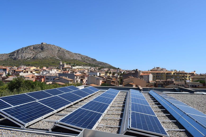 L'Ajuntament de Torroella de Montgrí instal·la plaques fotovoltaiques per l'autoconsum de l'Espai Ter